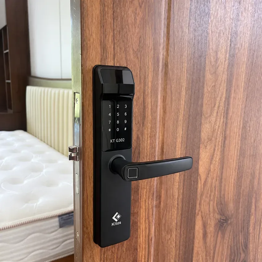 Khóa vân tay Kitos KT G302 Pro màu đen Khóa vân tay Kitos KT G302 Pro màu đen lắp đặt thực tế trên cửa gỗ