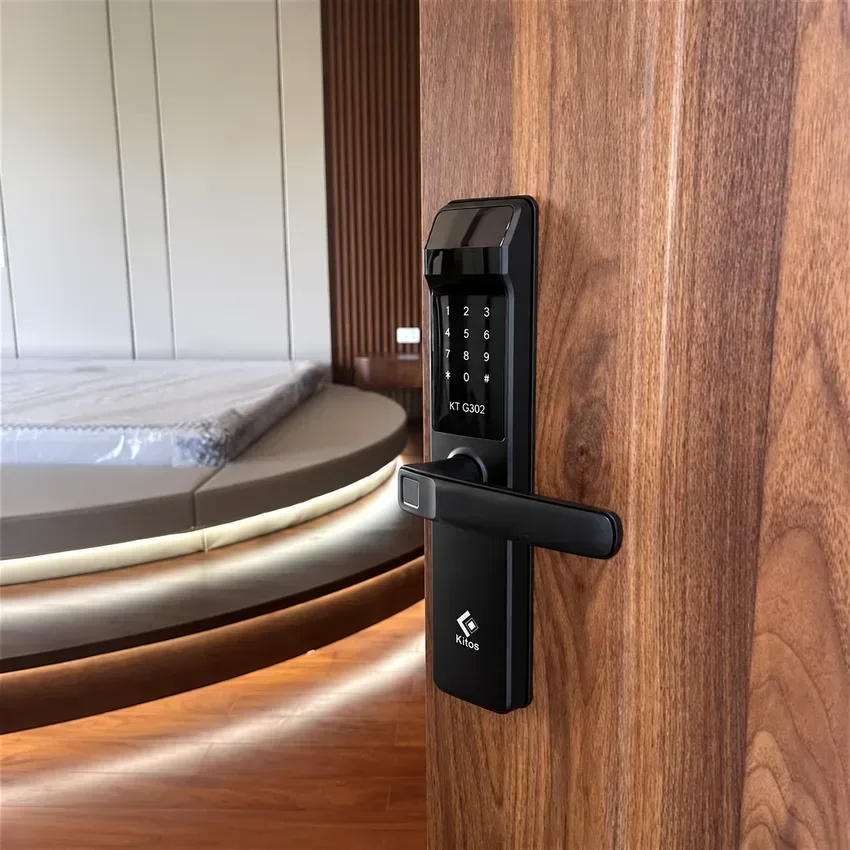 Khóa vân tay Kitos KT G302 Pro góc nghiêng thực tế Khóa thông minh Kitos KT G302 Pro thiết kế hiện đại và sang trọng