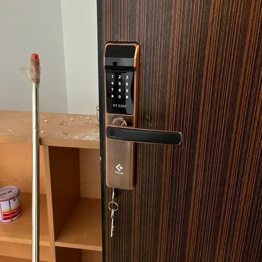 Khóa vân tay Kitos KT G302 Pro thực tế màu đồng đỏ Khóa vân tay Kitos KT G302 Pro màu đồng đỏ thực tế trên cửa