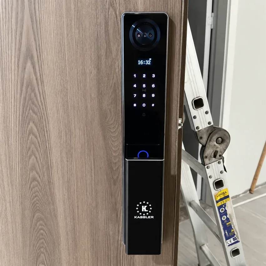 Khóa vân tay KL868 CNC có Face ID, App wifi Kassler lắp đặt thực tế sang trọng Khóa vân tay KL868 CNC có Face ID, App wifi Kassler lắp đặt trên cửa thực tế