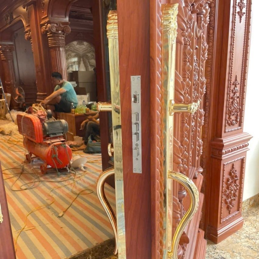 Khóa tân cổ điển KAIMI DS103 lắp đặt thực tế Khóa tân cổ điển KAIMI DS103 lắp đặt thực tế trên cửa đại sảnh