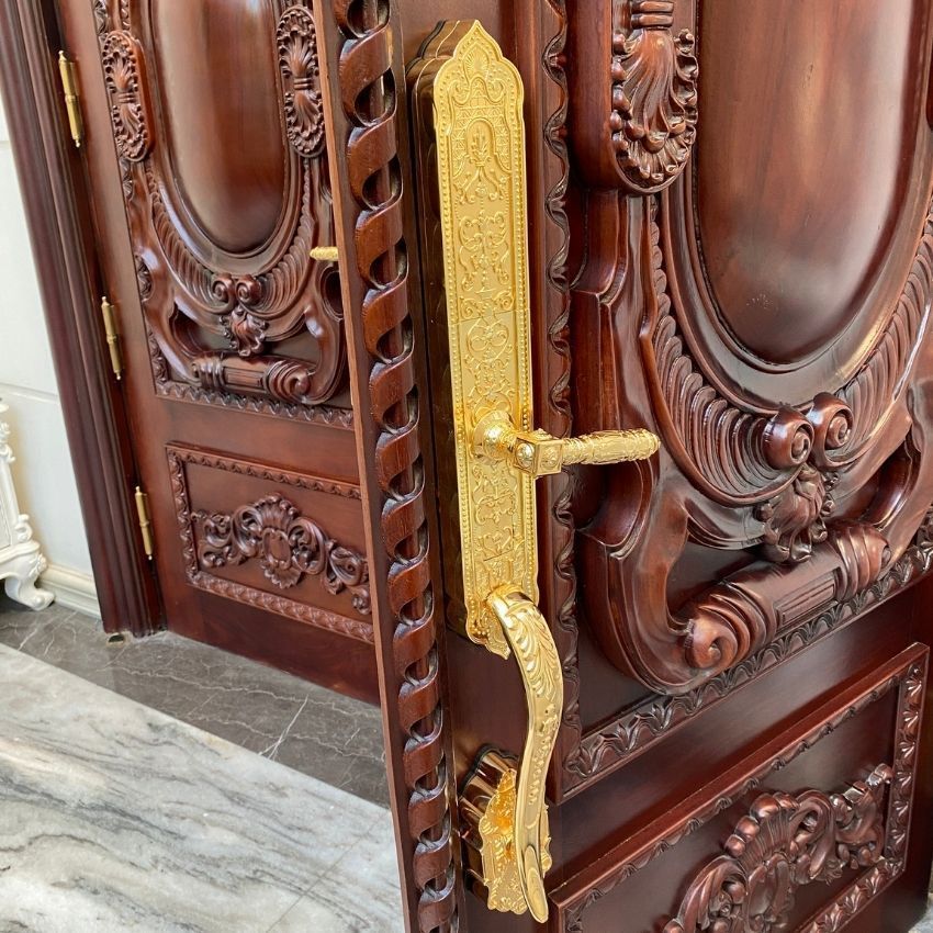 Khóa cửa KAIMI DS104 mở bằng vân tay trên nền chất liệu hợp kim mạ vàng Cận cảnh khóa vân tay Kaimi DS104 hoạ tiết tinh xảo màu vàng