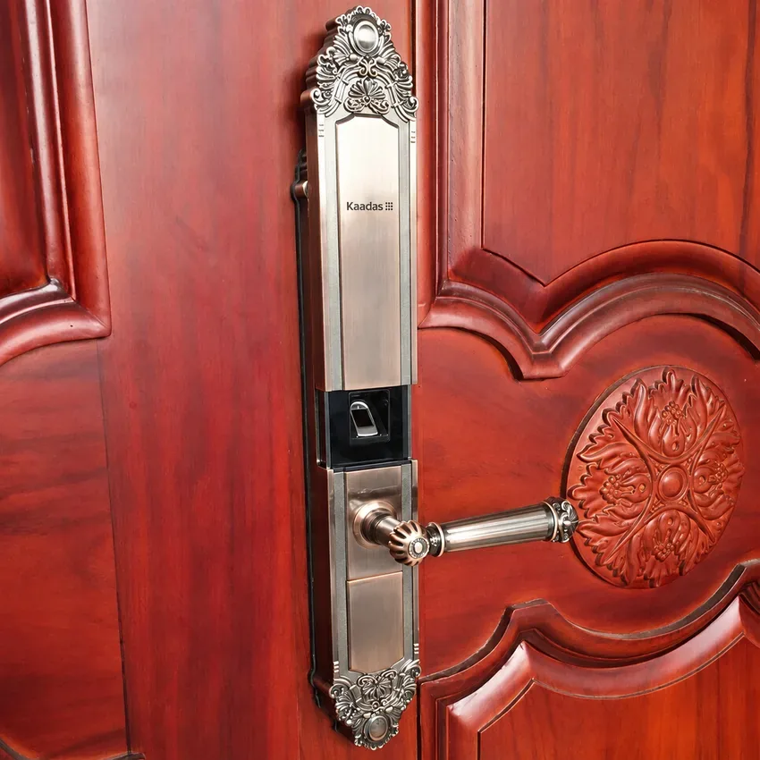 Khóa vân tay tân cổ điển Kaadas 6002 lắp đặt thực tế trên cửa gỗ Khóa vân tay tân cổ điển Kaadas 6002 lắp đặt thực tế trên cửa gỗ