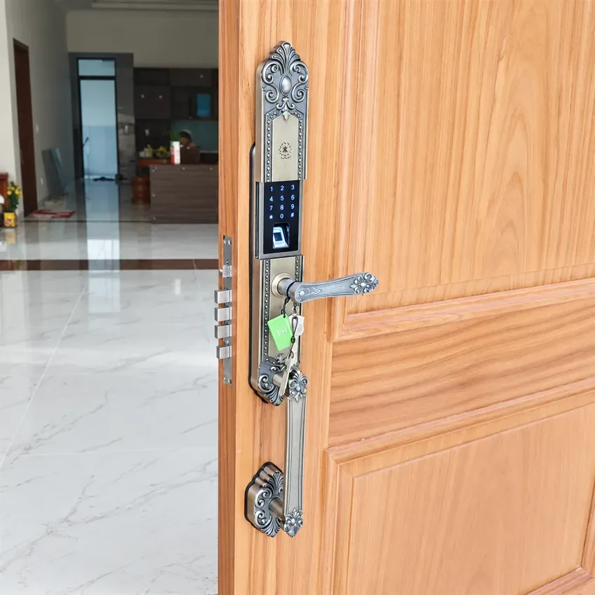 Khóa Kassler KL-979 thực tế trên cửa gỗ đại sảnh Khóa vân tay tân cổ điển Kassler KL-979 lắp trên cửa đại sảnh