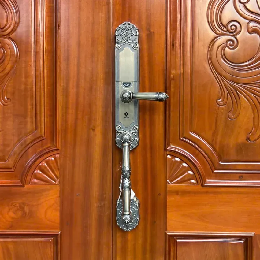 Thiết kế khóa vân tay Kitos KT C500 cho cửa đại sảnh Mặt trước của khóa vân tay Kitos KT C500 trên cửa đại sảnh